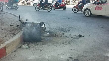 Xe Attila bất ngờ bốc cháy trơ khung trên đường Phạm Hùng