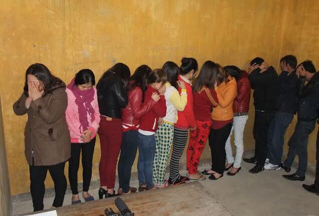 Đột kích khách sạn, bắt quả tang 4 cặp nam nữ mua bán dâm