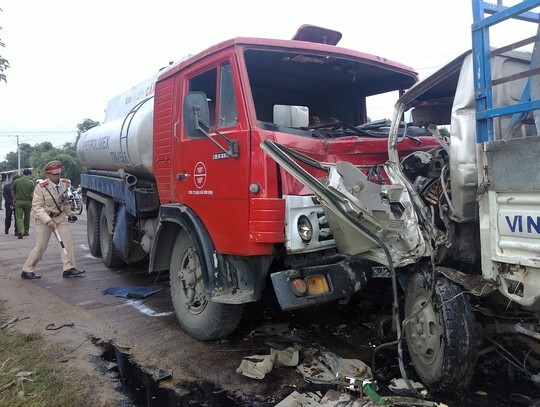Xe bồn đối đầu xe tải, 2 tài xế kẹt cứng trong cabin