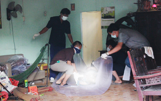 Phát hiện xác chết treo cổ bốc mùi trong nhà