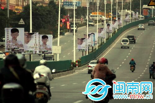 Bố mua 16 biển quảng cáo treo khắp phố mời dự sinh nhật con