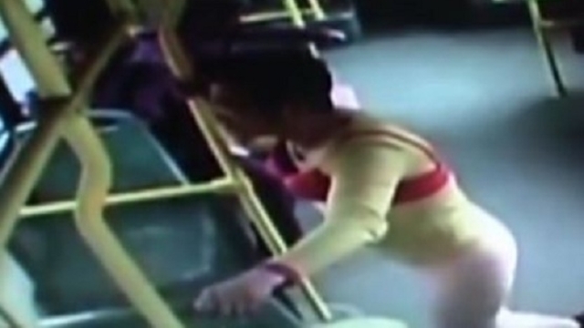 Video: Kỳ lạ người đàn ông mặc đồ lót của vợ cho... đỡ nhớ