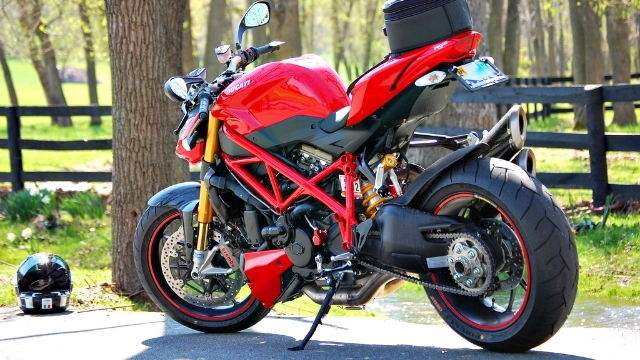 Video: Ducati Streetfighter S - Huyền thoại 'Chiến binh đường phố'