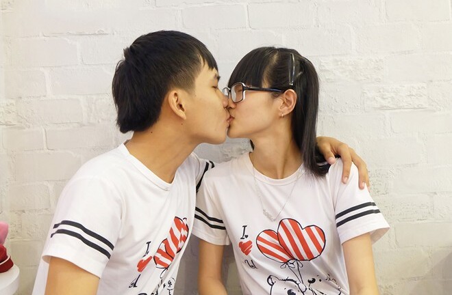 Khuyến mãi nụ hôn, quán tàu hũ ở Sài Gòn đông nghịt khách