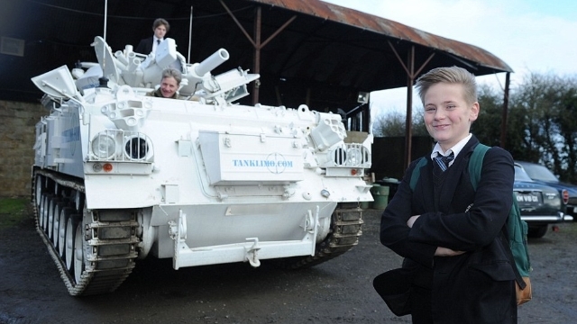 Video: Ông bố chơi trội lái xe tăng 17 tấn đưa con đi học