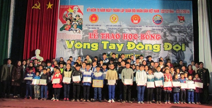 Quảng Trị: “Vòng tay đồng đội” trao học bổng cho 75 học sinh, sinh viên