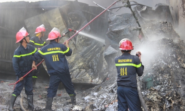 Ngọn lửa thiêu rụi kho phế liệu, hàng trăm người hoảng loạn