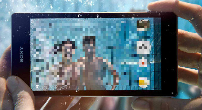 Thanh tra viên cởi trần chụp hình với vợ người khác để