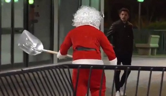 Video: Những kiểu ông già Noel khiến người dân choáng váng