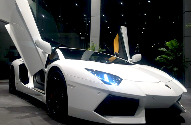 Cặp siêu xe Lamborghini chính hãng về Hà Nội đón Giáng sinh