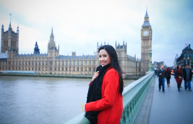 Nguyễn Thị Loan mừng Giáng sinh trong sắc đỏ London