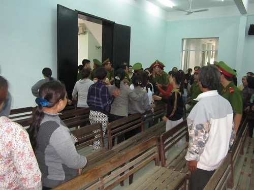 Quyết định hoãn xử, gia đình bị hại và bị cáo hỗn chiến ngay tại tòa