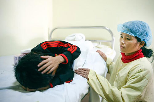 Bé trai 7 tuổi bị cha dùng rơm đốt vì tự ý ăn mì tôm của bà