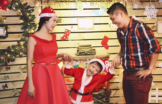 Gia đình Thanh Thúy hạnh phúc đêm Noel