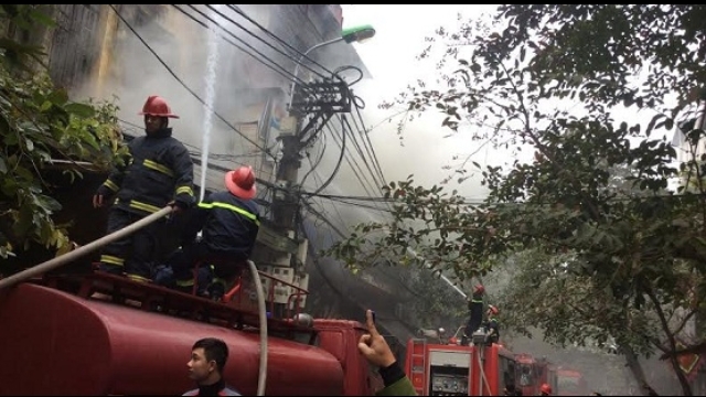 Video: Cháy ngùn ngụt tại cơ sở sản xuất hương nổi tiếng phố cổ