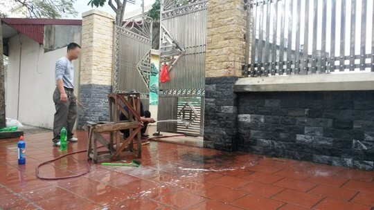 Sáng sớm, phát hiện thi thể phụ nữ cháy đen trước cổng nhà