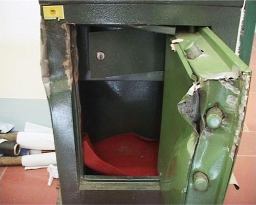 Bảo vệ trường cuỗm hơn 600 triệu đồng cùng xe tiền tỷ của hiệu trưởng