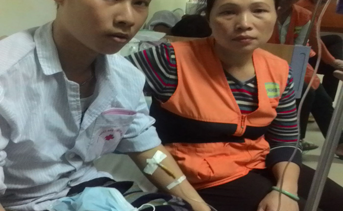 Mẹ có khối u nhưng không dám mổ để lo cho con trai bị ung thư máu