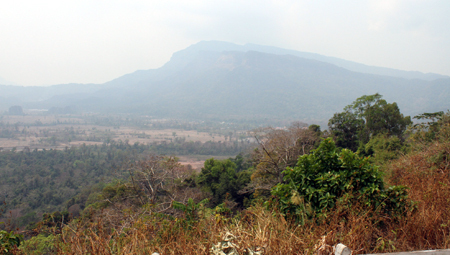 Lật xe khách ở Lào, 8 người thương vong