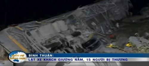 Video: Xe khách mất phanh lật ngang, 15 người bị thương