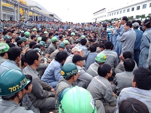 Video: Hơn 2500 công nhân đình công tại nhà máy đóng tàu Huyndai Vinashin