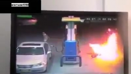 Video: Xe máy bất ngờ bốc cháy dữ dội tại cây xăng