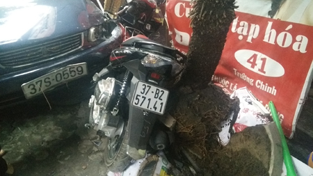 Xế hộp đại náo trên phố, đâm hư hỏng nhiều phương tiện giao thông