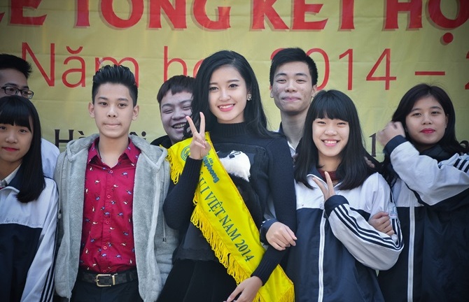 Á hậu Huyền My rạng rỡ về trường cũ trao học bổng