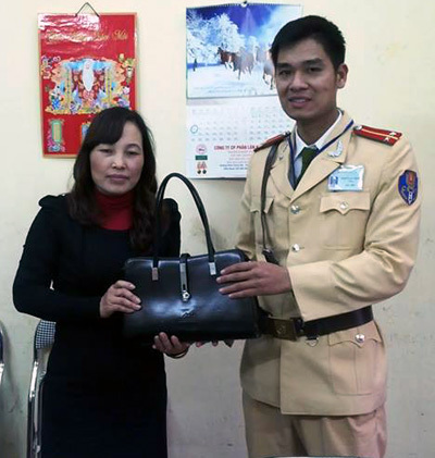 Trung úy CSGT trả lại Iphone 4S và iPad 4 cho người đánh rơi