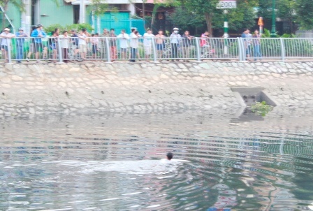 Tóm gọn tên trộm ngâm mình gần 1 tiếng dưới kênh