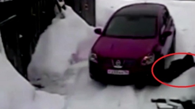 Video: Người phụ nữ dùng ôtô cán cụ già nhiều lần vì xích mích nhỏ