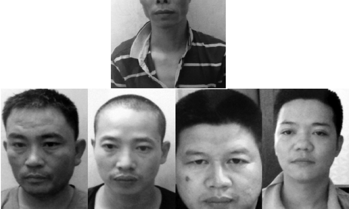 Người đàn ông bất ngờ bị rơi từ xe 3 bánh trên đường