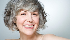 Xác rắn nâu bị treo lên mạng, làm thức ăn dần cho nhện