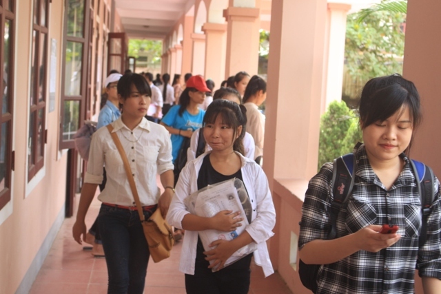 Hãi hùng cảnh xe cảnh sát bị tàu hỏa đâm nát vì mắc kẹt