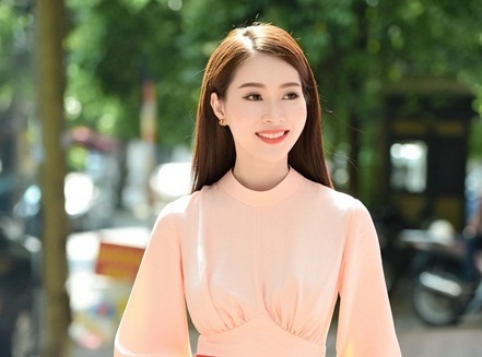 Clip: Cố vượt thác lũ, xe tải bị cuốn trôi theo dòng nước