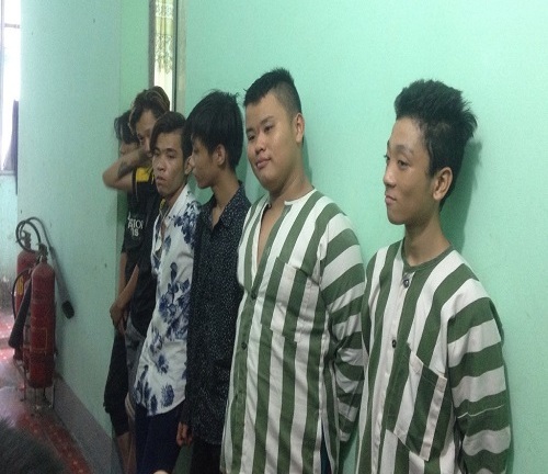 Video: Người dân tộc miền núi ngâm mình dưới nước để đãi tìm hến