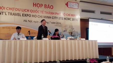 Hãi hùng cảnh phụ nữ đèo trẻ em sang đường ẩu bị ôtô đâm ngã