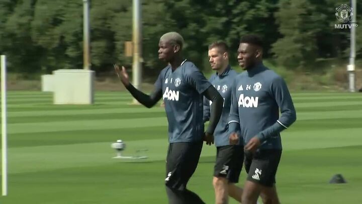 Nín thở xem Captain America kịch chiến Iron Man trên sân bóng