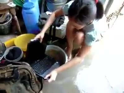 H� m� x?ng chu?ng ngang nhi�n ?i d?o n�o lo?n ???ng ph?