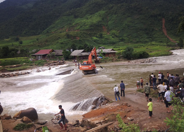 Tài xế đâm 2 thanh niên thương vong vì nghi trộm điện thoại