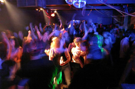 C�u chuy?n ?m l�ng sau m?u gi?y d�n trong thang m�y