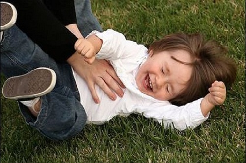 Kẻ lạ mặt lao vào bắt cóc bé 3 tuổi đang được mẹ bón cháo