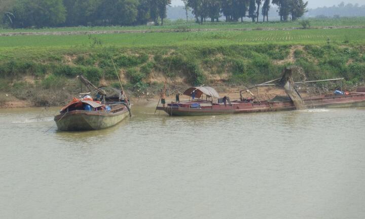 L� Nh� K? sang tr?ng, l?ng l?y gi?a �r?ng� ?ng k�nh tr�n th?m ?? Cannes