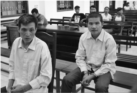 R?n g�y ng??i ph? n? m?c �o tr?ng ch?n ???ng � t� gi?a ?�m