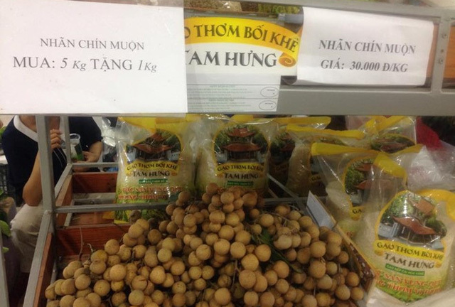 Hot girl Kelly ???c t? t�nh ngay t?i Thi�n ???ng ?m th?c