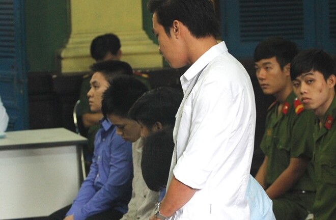 D�ng nh?a th�ng gi?t m? gia c?m c� th? b? truy h�nh s?