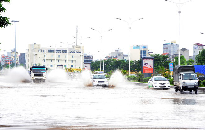 Trà Ngọc Hằng, Hiếu Nguyễn hôn nhau nóng bỏng trước mắt hàng trăm người