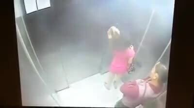 Thủ đoạn cướp túi xách táo tợn trong thang máy