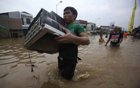 Lũ lụt ở Indonesia làm 20 người chết, 14 người mất tích