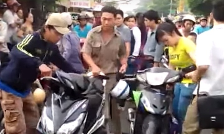 Thiếu nữ dùng mũ bảo hiểm đánh cướp ở TP.HCM